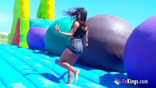 Gala Brown gozando sexo ao ar livre