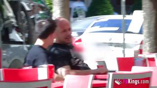 Lili está em um quarto de hotel com um cara!