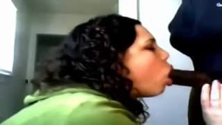 Ela adora chupar rola negra