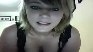 Ela exibe seus peitos na webcam!