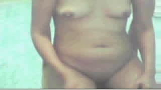 Ela exibe seus seios na Webcam!