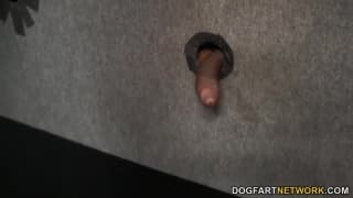 Uma loira gostosa chupando pau num gloryhole Uma loira gostosa chupando pau num gloryhole