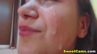 Uma boa dose de esperma na cara