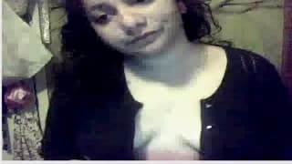 Ela expoe suas mamas na webcam!