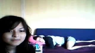 Ele fodem no sofa em frente a webcam!