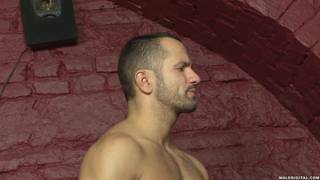 Ele chupa antes de levar na bunda!