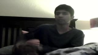Esse cara ama se masturbar na webcam!