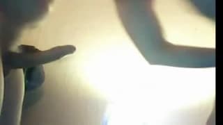 Morena mostra o seu apetite por rola