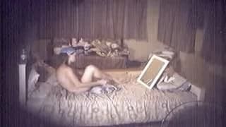 Ele esconde uma camera para espiar namorada!