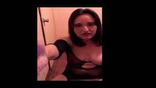 Uma latina madura se masturba na webcam! Uma latina madura se masturba na webcam!