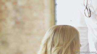 Klara Lord é loira e boa na cama