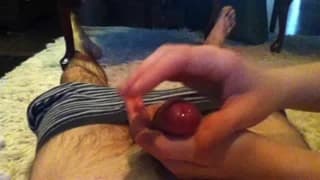 Ela bate punheta ate a ejaculacao!