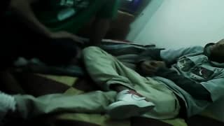 Ele chupa a grande rola de seu amante!