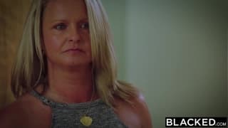 Linda loira a curtir com preto delicioso