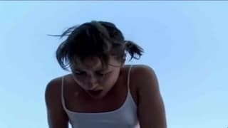 Ela aproveita o bom rempo para se masturbar!