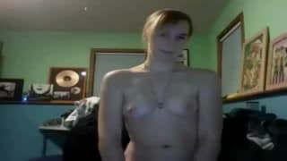 Loira com mamas pequenas se masturba!