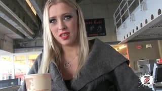 Loira sensual a curtir o café com ele