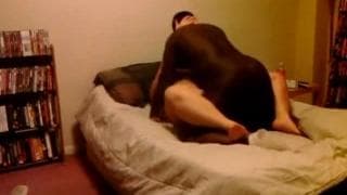 Uma foda BBW interracial na cama