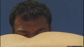 Uma mao no rabo do namorado