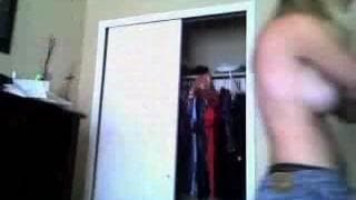 Mulher sexy a experimentar roupa