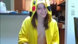 Ela se disfarça de pokemon e se masturba
