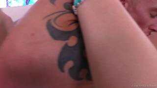 Uma estudante a curtir com namorado