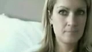 Esta peituda ama masturbar-se ansiosamente