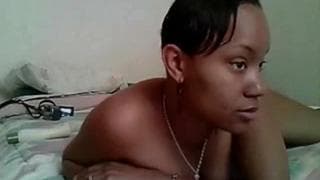 Esta mulher preta tem um cu enorme