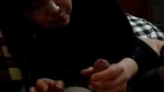 Ela masturba-o ate ele explodir!