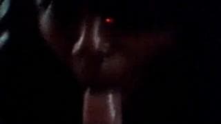 Uma mulher muito negra chupando no escuro