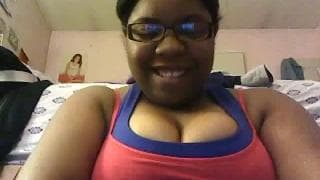 Amadora preta mostra seus peitos