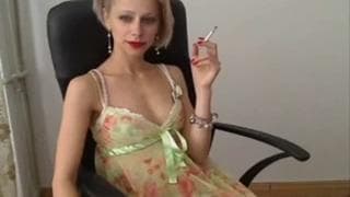 Loira sexy nos provoca com sua lingerie!