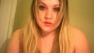 Milf gostosa brinca sozinha na webcam!