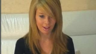 Ela se desnuda para nós na frente da câmera