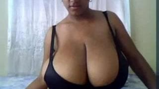 Esta morena tem um par enorme de mamas