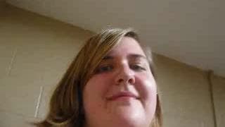 Gordinha loira brincando com seu dildo azul