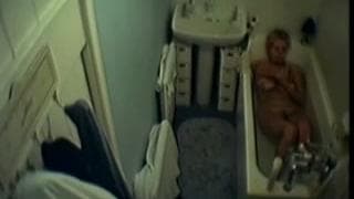 Esta senhora fica nua na banheira !