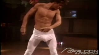 Esse cara nos dá um grande show de strip!