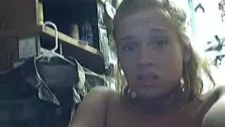 Esta loira quente gosta de foder sua boceta