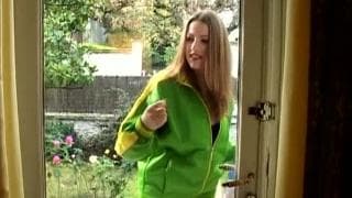 Ela só quer que ele vai fundo na sua bunda Ela só quer que ele vai fundo na sua bunda