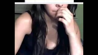 Seu corpo pede e ela se satisfaz sozinha