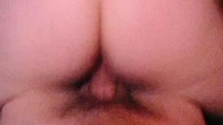 Ela senta sua buceta em cima de seu pau