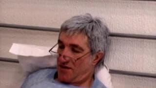 Um velho montando uma jovem loira