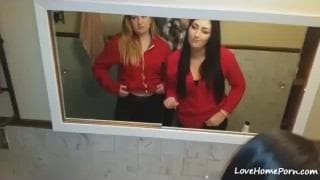 Um cara bem sortudo fode com duas amigas