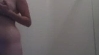 Morena masturba-se no chuveiro!