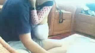 Uma casal em casa num momento muito legal!