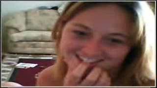 Loira atrevida exibe-se toda para a webcam !