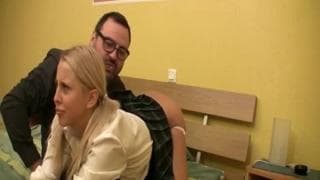 Loira com namorado a chupar o pau