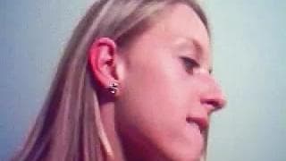 Jovem loira adora chupar o pau dele!