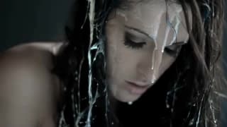 Kortney Kane a tocar-se na agua